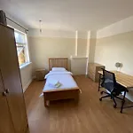 Cheerful 3 Bedroom House Just Across Tube Station