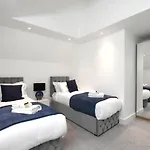 Ealing Green Apartment
