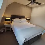 Modern 2 Bedroom Flat With Private Outdoor Terrace