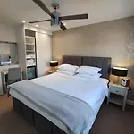 Modern 2 Bedroom Flat With Private Outdoor Terrace