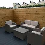 Modern 2 Bedroom Flat With Private Outdoor Terrace