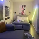 New Luxury Cyberpunk 1Bed Studio Serviced Apartment Notting Hill London Free Wifi & Netflix Central Location Perfect For Solo & Coupled Guests