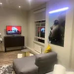 New Luxury Cyberpunk 1Bed Studio Serviced Apartment Notting Hill London Free Wifi & Netflix Central Location Perfect For Solo & Coupled Guests