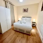 Studio Flat In Colliers Wood