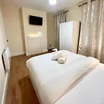 Studio Flat In Colliers Wood