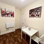 Studio Flat In Colliers Wood