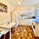 Studio Flat In Colliers Wood