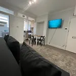 Complete One Bedroom Flat In Chiswick London, Fully Furnished