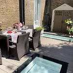 Stylish 3-Bedroom Flat In Kensington
