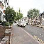 Cheerful 3 Bedroom Home In Greater London