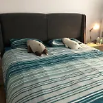 Charming 1-Bed Apartment Vibrant London Location