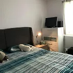 Charming 1-Bed Apartment Vibrant London Location
