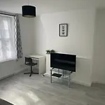 One Bedroom Flat Near Vauxhall Train Station London