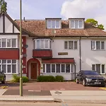Excellent, Three Bedroom North London Apartment With Free Parking