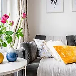 Charming 1 Bed Apt In Kensington - Free London Tour Included By City Apartments Uk Short Lets Serviced Accommodation