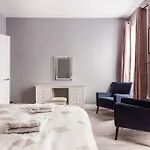 4 Bedroom House, 2 Min Walk From Station