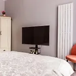 4 Bedroom House, 2 Min Walk From Station