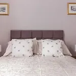 4 Bedroom House, 2 Min Walk From Station