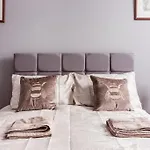 4 Bedroom House, 2 Min Walk From Station