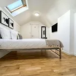 Newly Refurbished Luxury 3 Bedroom Apartment