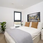 1 Bed Flat Near Canary Wharf, O2