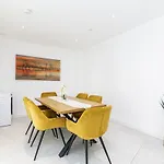 Luxury Spacious Flat With Communal Gardens And Parking