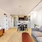 Modern 1 Bed Flat With Balcony In Kensal Green