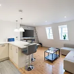 Modern 2 Bedroom Flat Fulham