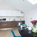 Recently Redecorated Bright And Spacious 1Br Flat In West London
