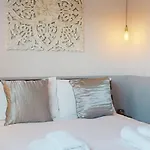 Modern Cosy Apartment On Vibrant Deptford High Street