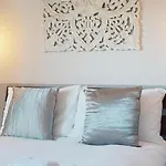 Modern Cosy Apartment On Vibrant Deptford High Street
