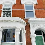 Impeccable 1-Bed Apartment In London
