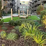 Luxury Spacious Flat With Communal Gardens And Parking