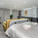 The London House - Entire Villa