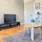 Charming & Bright 2-Bed Apt Close To Station