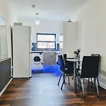 Beautiful Modern Apartment On Wick Lane