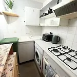 Cosy And Centrally Located Apt