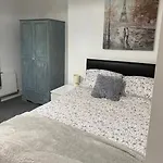 3 Double Bedroomed Flat, Acton. London, Uk