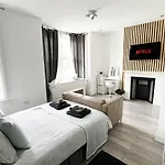 Minet Gardens House - Suite 6