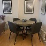 2 Bedroom Apartment Just Off Kings Road