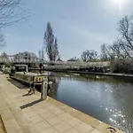 Lovely Luxury 1-Bed Apartment In Wembley