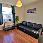 Bright apartment near Hyde Park Sleeps 4