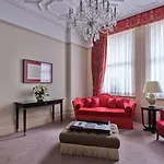 The Apartments By The Sloane Club