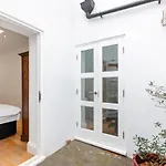 Modern 2 Bed Angel Apartment