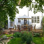 A North London Retreat Cottage, 3 Bed With Garden