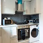 Amazing 3 Bedroom, 2 Bathroom, Ground Floor Flat With Garden, Near Train Station And Bus Stop
