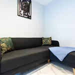 Amazing 3 Bedroom, 2 Bathroom, Ground Floor Flat With Garden, Near Train Station And Bus Stop