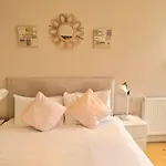 Oxford Gardens Apartments