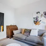 Newly Renovated Large 4/5 Bedroom Victorian Terrace House With Garden.
