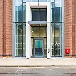 Beautiful 2 Bed Icon Tower Flat 5